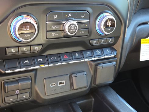 Used 2021 GMC Sierra 1500 Denali w/ Denali Premium Package AWD/4WD image 23