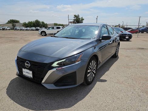 Used 2024 Nissan Altima 2.5 SV FWD image 4