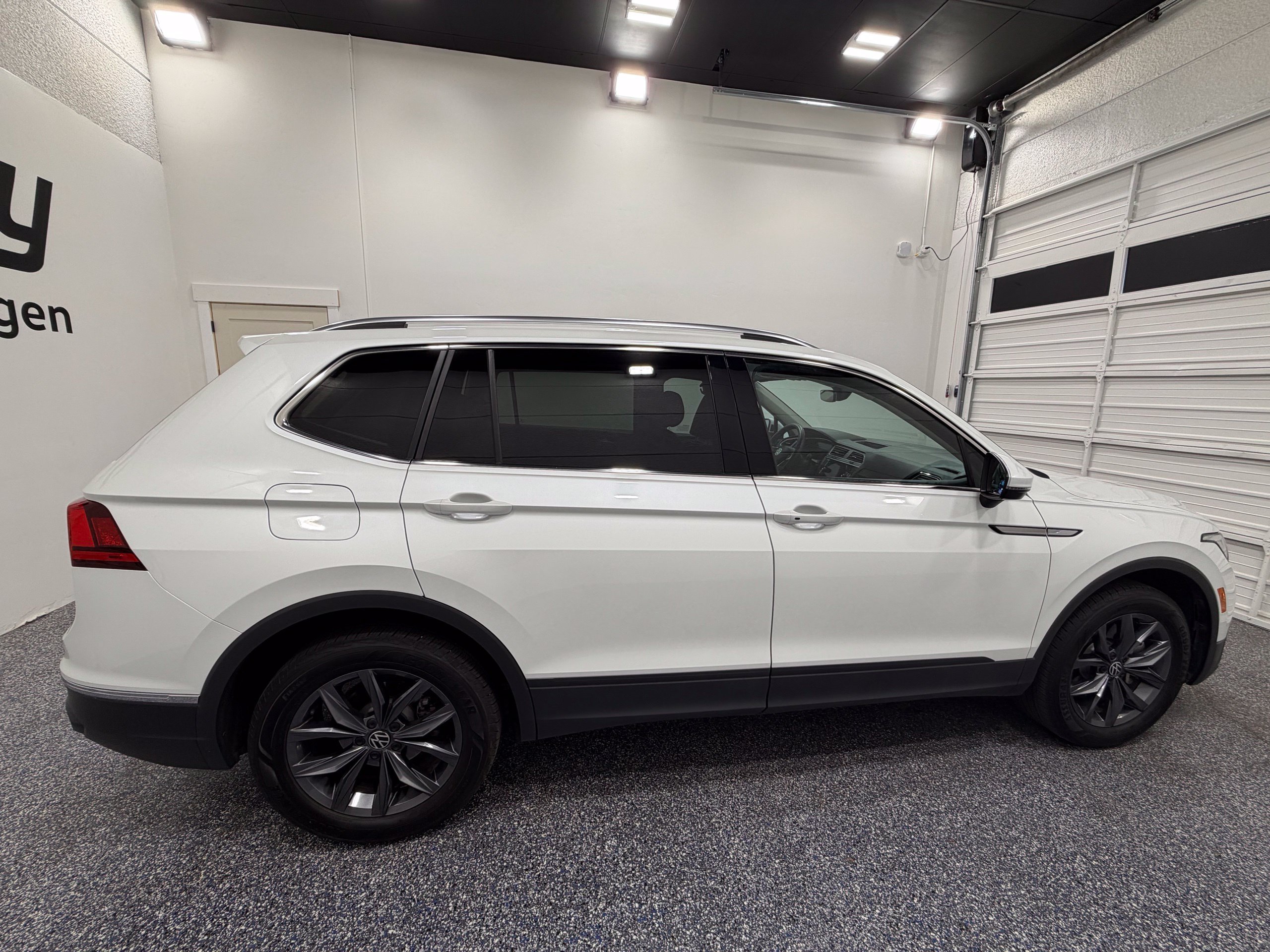 Used 2023 Volkswagen Tiguan SE FWD image 7