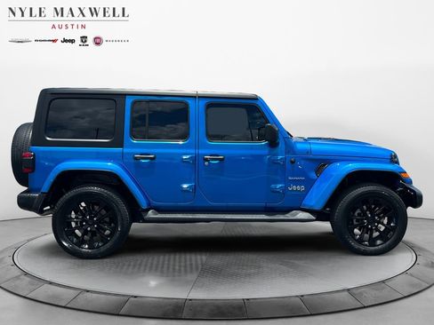 Used 2023 Jeep Wrangler Unlimited Sahara AWD/4WD image 17