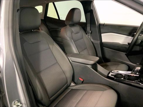 Used 2025 Chevrolet Trax LT w/ LT Convenience Package image 7