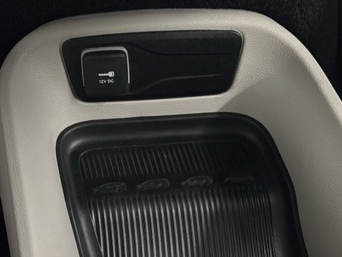 Used 2024 Chrysler Pacifica Select image 35