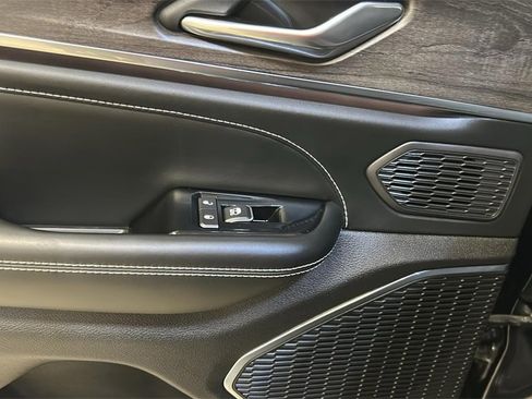 Used 2024 Jeep Grand Cherokee Overland image 21