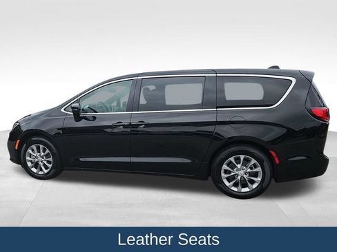 Used 2026 Chrysler Pacifica Limited FWD image 5
