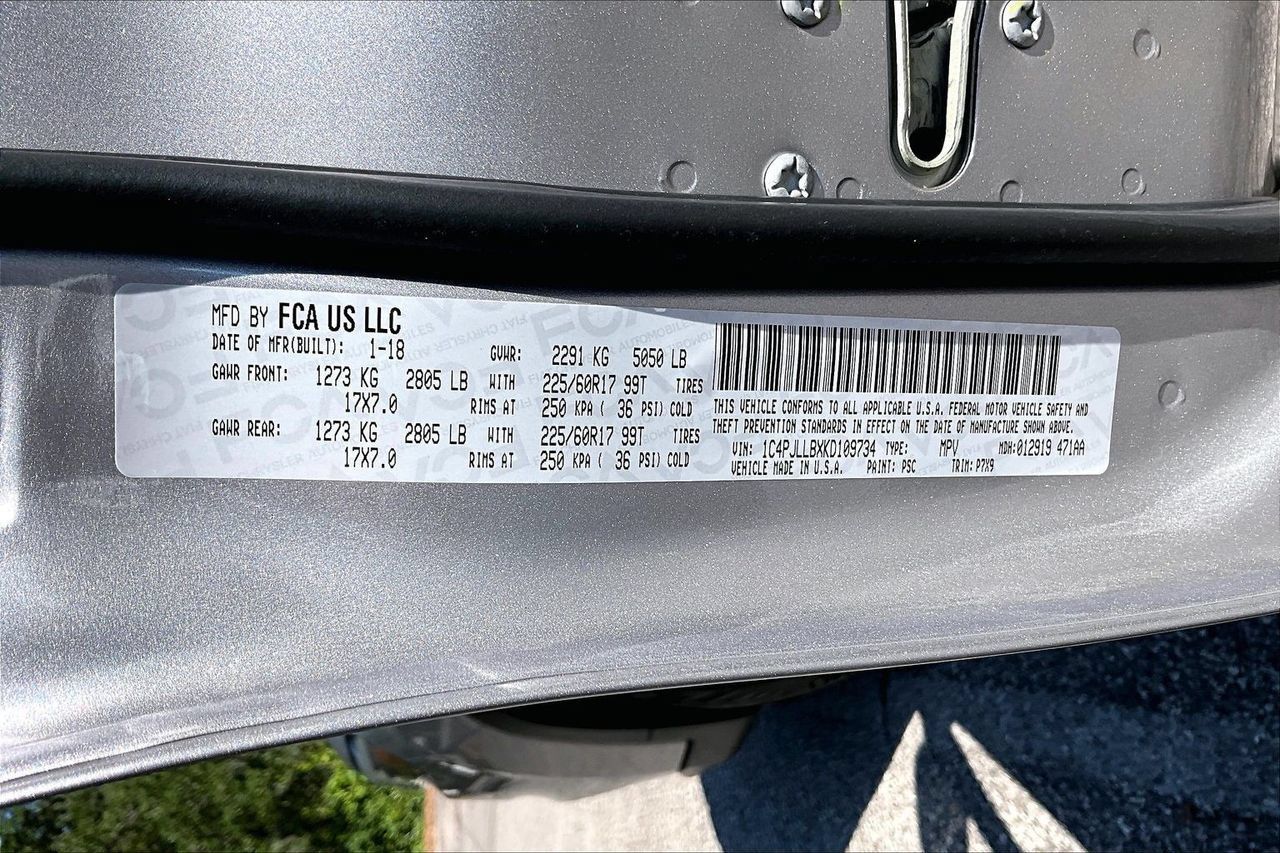 Used 2019 Jeep Cherokee Latitude Plus w/ Comfort/Convenience Group FWD image 16