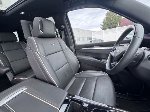 Used 2025 Cadillac Escalade Premium Luxury AWD/4WD image 20