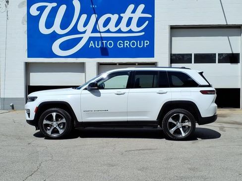 Used 2023 Jeep Grand Cherokee Limited AWD/4WD image 31