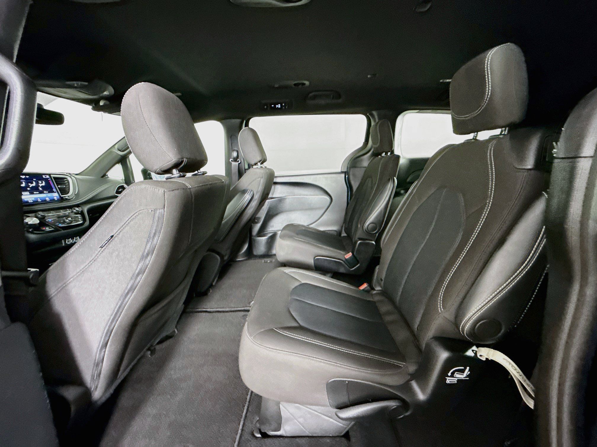 Used 2024 Chrysler Pacifica Touring FWD image 28