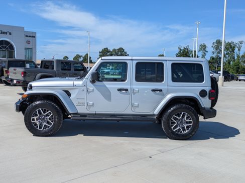 Used 2024 Jeep Wrangler Unlimited Sahara AWD/4WD image 2