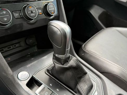 Used 2018 Volkswagen Tiguan SE w/ Panoramic Sunroof Package image 40