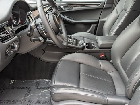 Certified 2025 Porsche Macan image 5