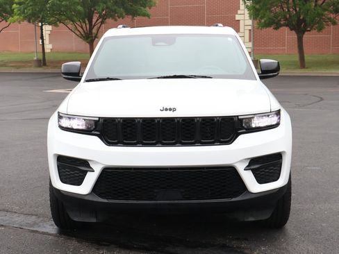 Used 2023 Jeep Grand Cherokee Altitude AWD/4WD image 29