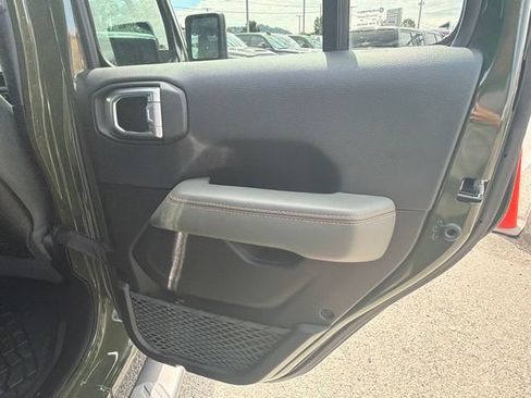 Used 2024 Jeep Gladiator Mojave AWD/4WD image 11