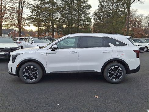 New 2025 Kia Sorento S image 4