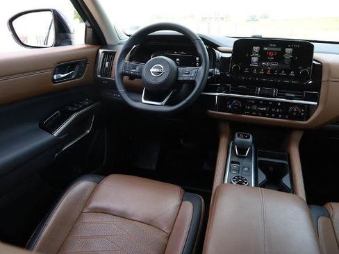 Used 2025 Nissan Pathfinder Platinum AWD/4WD image 25