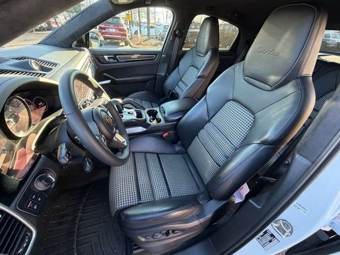 Used 2022 Porsche Cayenne Turbo image 22