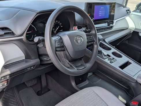 Used 2025 Toyota Sienna LE image 15