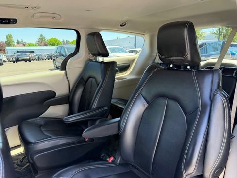 Used 2023 Chrysler Pacifica Touring-L FWD image 30