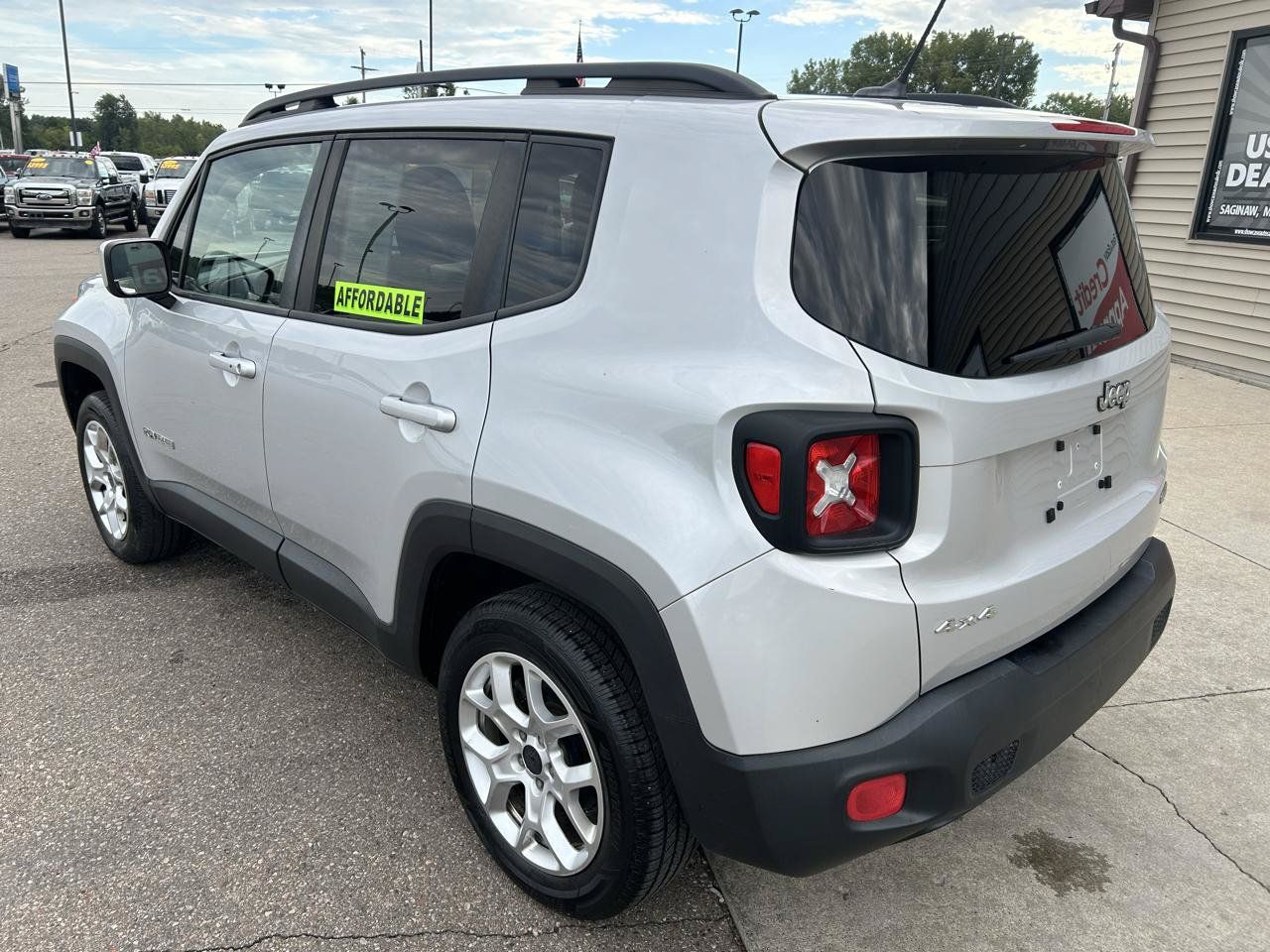Used 2017 Jeep Renegade Latitude w/ Cold Weather Group AWD/4WD image 7