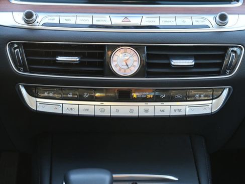 Used 2020 Kia K900 Luxury image 21