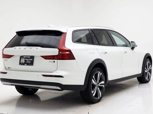 Used 2025 Volvo V60 B5 Cross Country Plus image 9