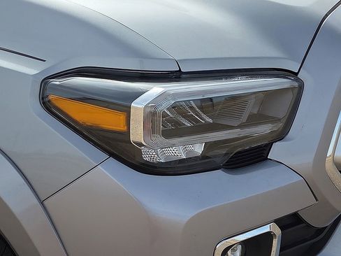 Used 2021 Toyota Tacoma Limited image 10