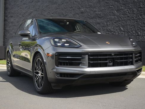 Certified 2025 Porsche Cayenne S AWD/4WD image 9