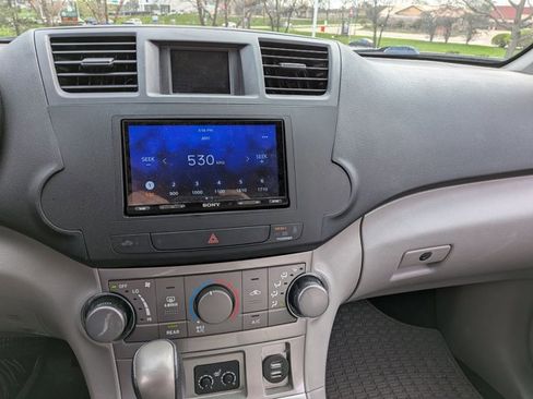 Used 2012 Toyota Highlander SE w/ Tow Pkg image 12