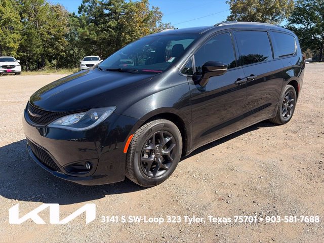 Used 2020 Chrysler Pacifica Limited w/ S Appearance Package FWD image 3