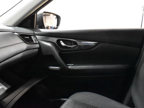 Used 2019 Nissan Rogue S image 18