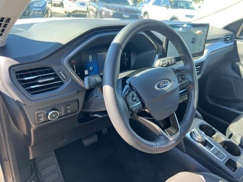 Used 2025 Ford Escape SE image 7