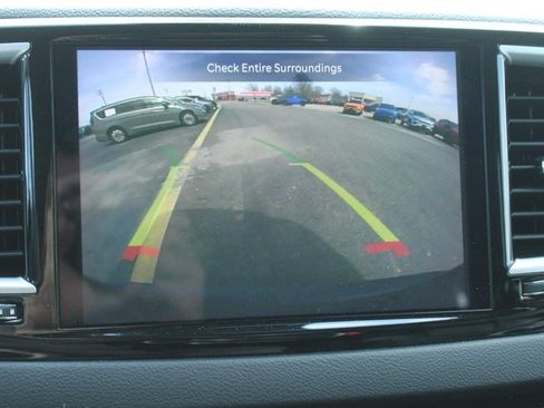 Used 2023 Chrysler Pacifica Touring-L image 20