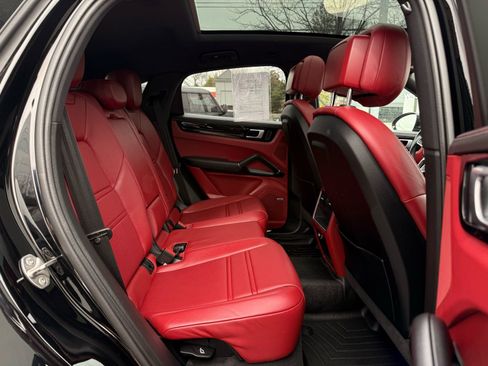 Used 2022 Porsche Cayenne Coupe image 36