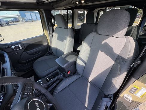 Used 2025 Jeep Wrangler Sport image 39