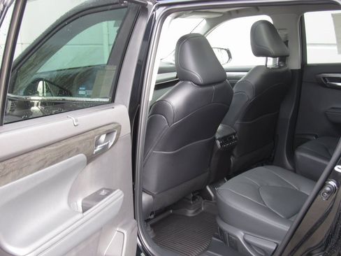 New 2025 Toyota Highlander Platinum image 15