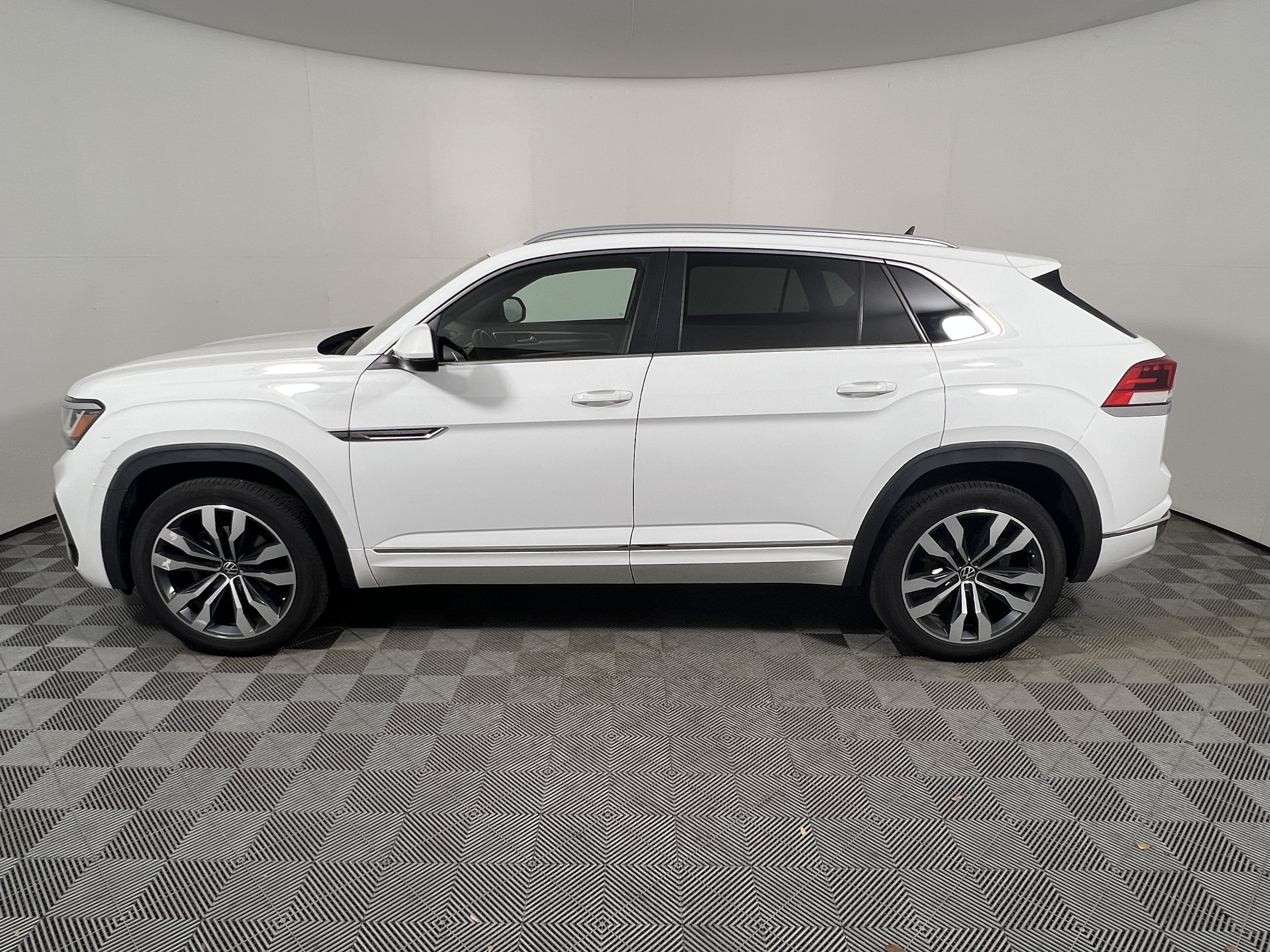 Used 2020 Volkswagen Atlas Cross Sport SEL R-Line AWD/4WD image 2