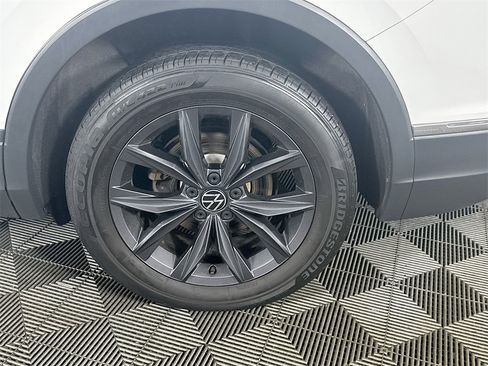 Used 2022 Volkswagen Tiguan SE image 33