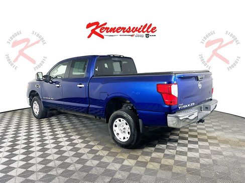 Used 2017 Nissan Titan SV image 5