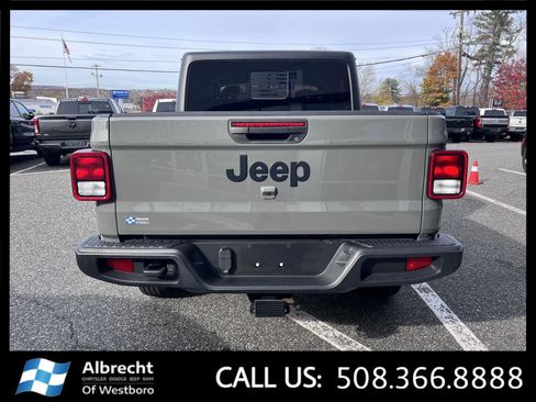 Used 2022 Jeep Gladiator Sport image 4
