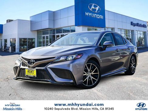 Used 2023 Toyota Camry SE image 1