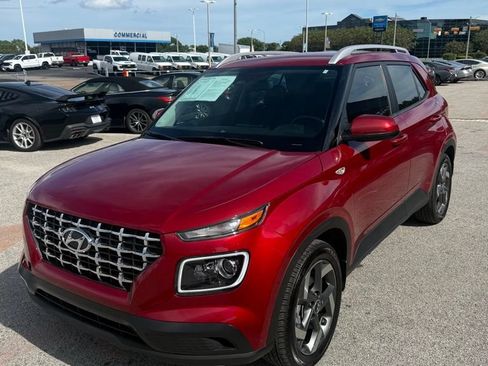 Used 2024 Hyundai Venue Limited FWD image 3