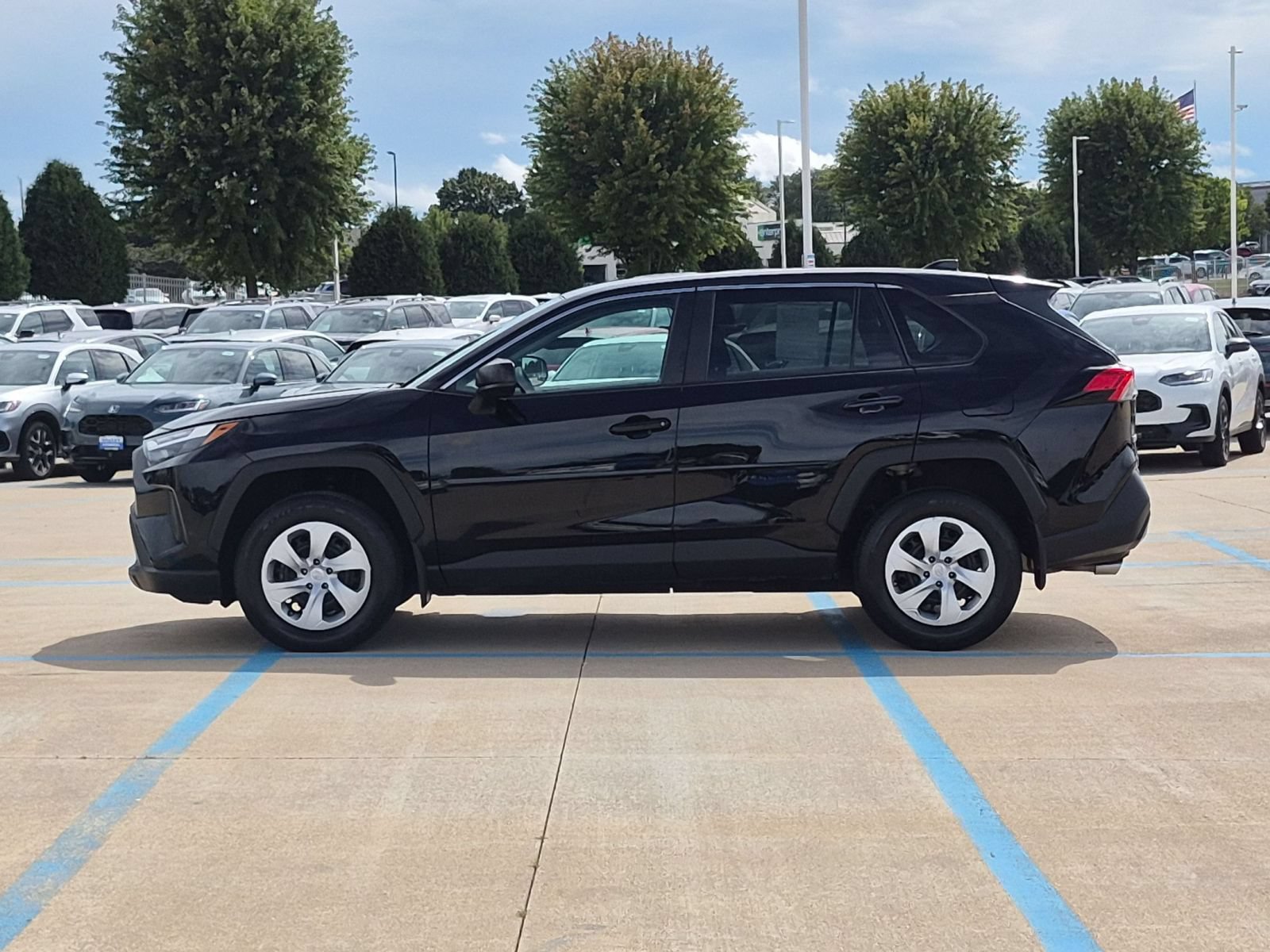 Used 2023 Toyota RAV4 LE AWD/4WD image 9