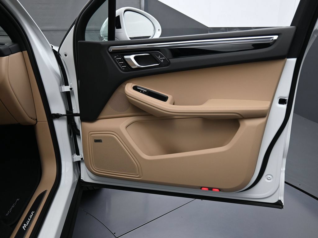 Certified 2026 Porsche Macan AWD/4WD image 29