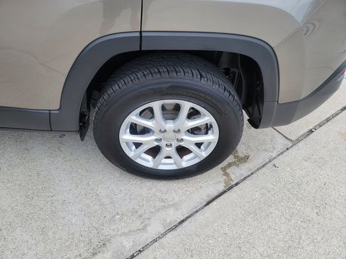 Used 2018 Jeep Cherokee Latitude AWD/4WD image 23