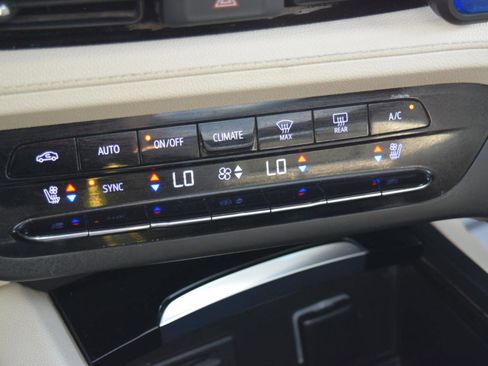 Used 2021 Buick Envision Avenir AWD/4WD image 37