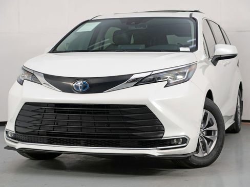 Used 2023 Toyota Sienna XLE w/ XLE Plus Package image 3