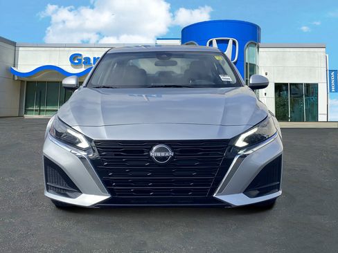 Used 2023 Nissan Altima 2.5 SV image 2