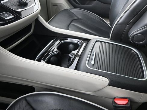 Used 2022 Chrysler Pacifica Limited image 35