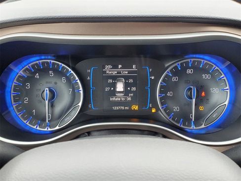 Used 2017 Chrysler Pacifica Touring image 15