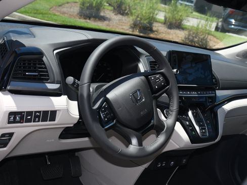 New 2026 Honda Odyssey Touring image 4
